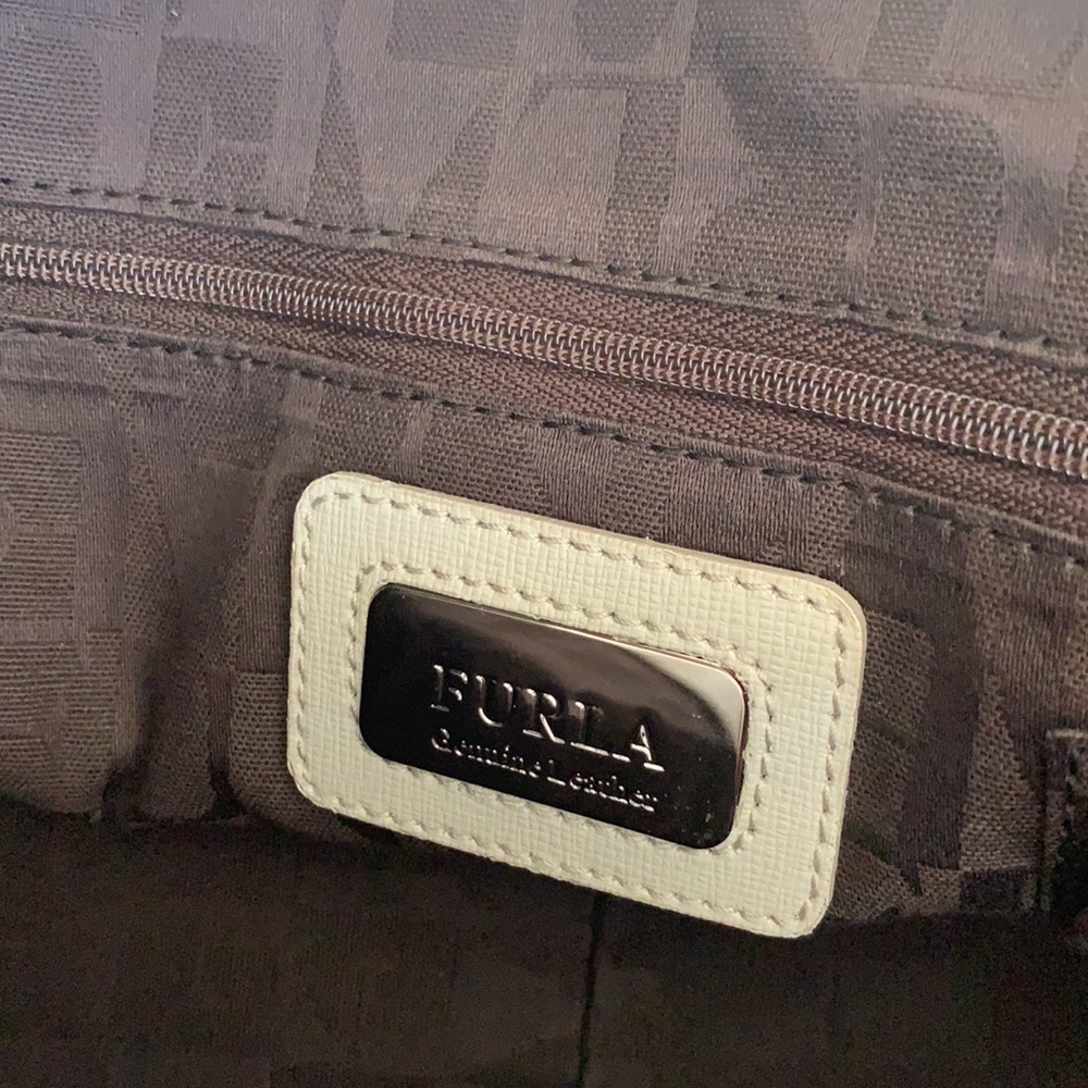 👏👏 HOST PICKS .. 🎉🎉🎉 FURLA handbag - Picture 5 of 10